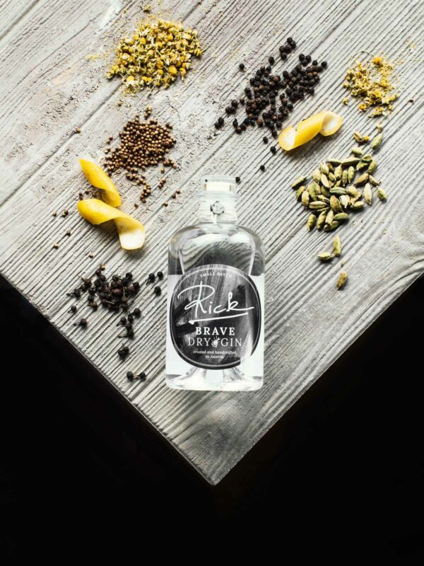 Rick BRAVE Dry Gin 500ml 47% – Bild 2