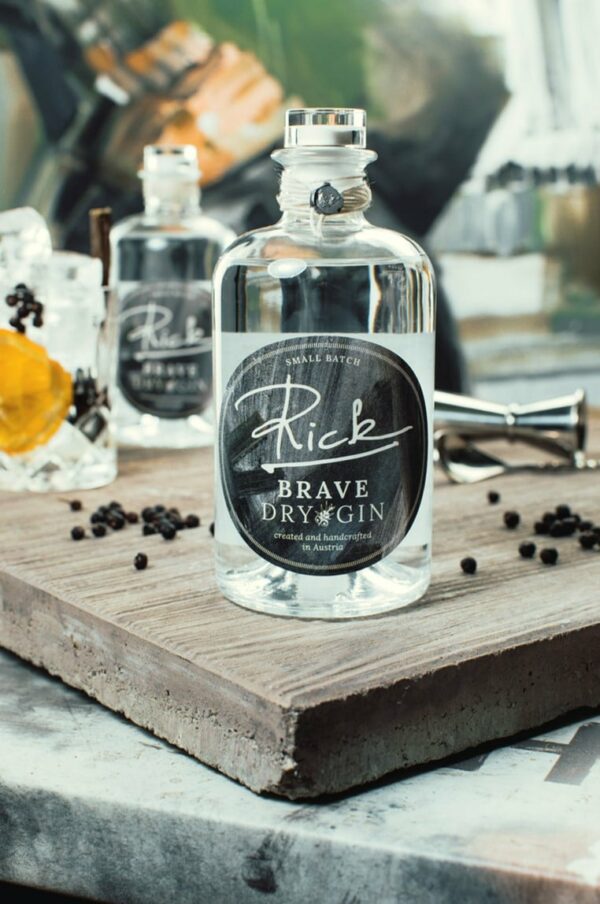 Rick BRAVE Dry Gin 500ml 47% – Bild 3